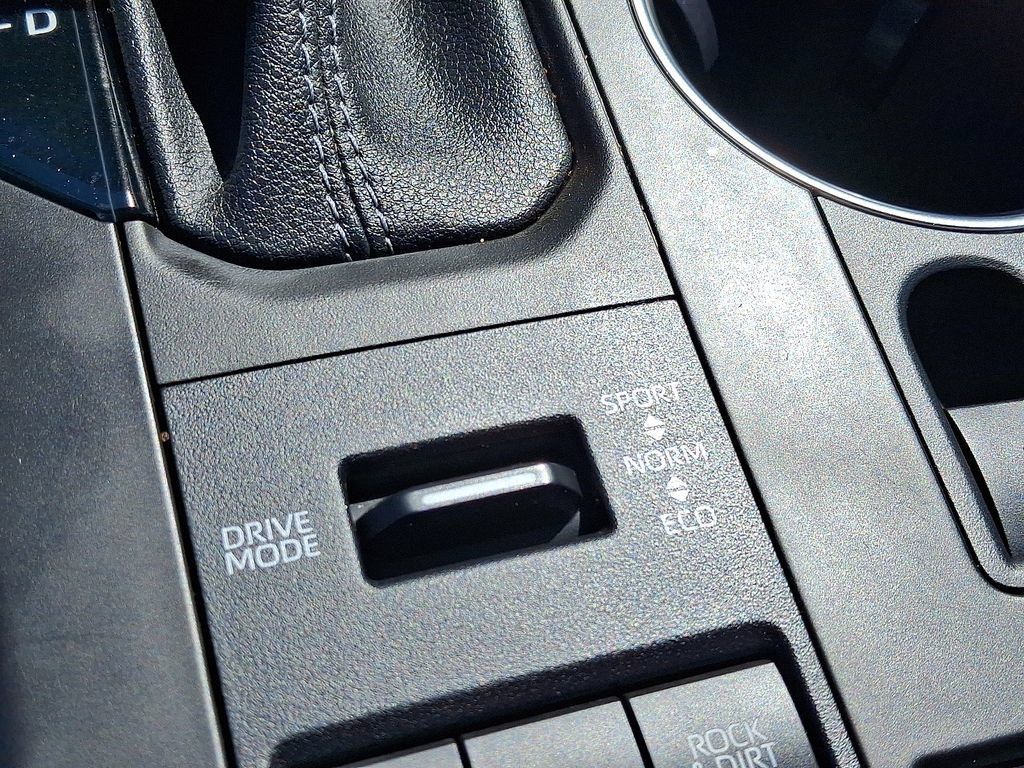 Used 2022 Toyota Highlander XLE AWD/4WD image 25