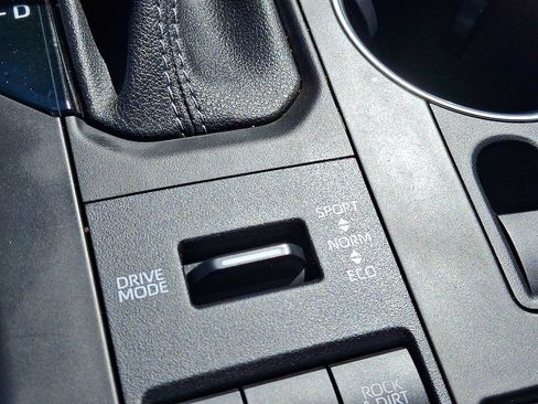 Used 2022 Toyota Highlander XLE AWD/4WD image 25