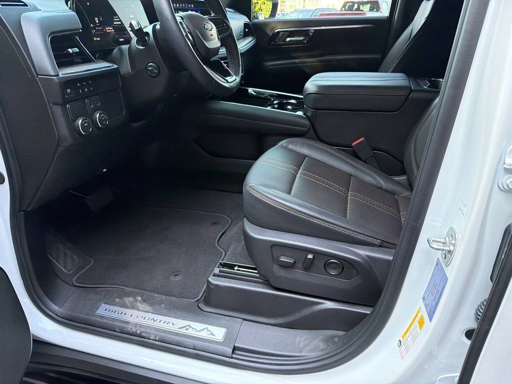 Used 2025 Chevrolet Tahoe High Country RWD image 9