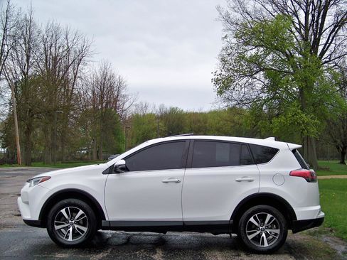 Used 2018 Toyota RAV4 XLE AWD/4WD image 10