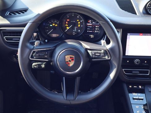 Certified 2025 Porsche Macan image 15