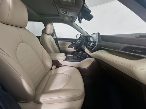 Used 2020 Toyota Highlander XLE image 33