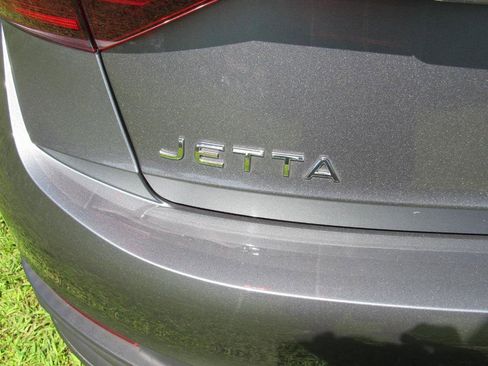 Used 2022 Volkswagen Jetta SE image 12