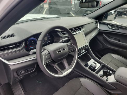 New 2025 Jeep Grand Cherokee Altitude image 15