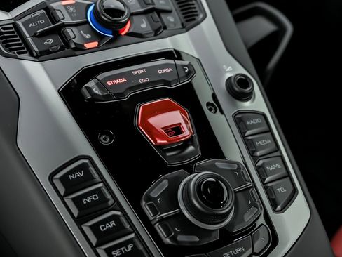 Used 2018 Lamborghini Aventador S image 41