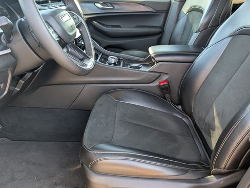 Used 2025 Jeep Grand Cherokee L Altitude AWD/4WD image 12