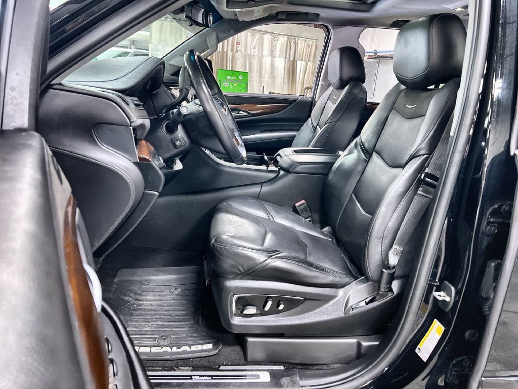 Used 2019 Cadillac Escalade Luxury RWD image 12