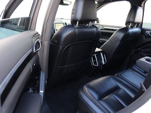 Used 2018 Porsche Cayenne Platinum Edition w/ Premium Package image 19