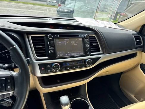 Used 2019 Toyota Highlander XLE AWD/4WD image 16