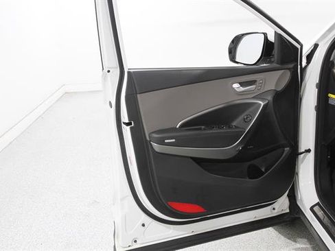 Used 2017 Hyundai Santa Fe Limited AWD/4WD image 4
