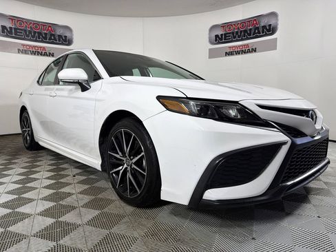 Used 2023 Toyota Camry SE image 1