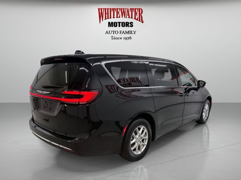 Used 2024 Chrysler Pacifica Touring-L FWD image 4