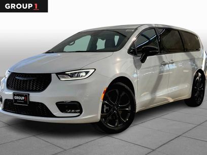 New 2026 Chrysler Pacifica Select