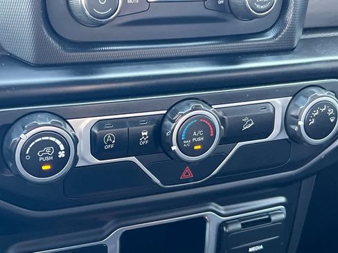 Used 2019 Jeep Wrangler Sport image 21