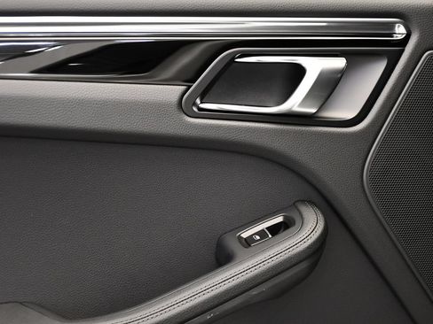 Certified 2026 Porsche Macan AWD/4WD image 43