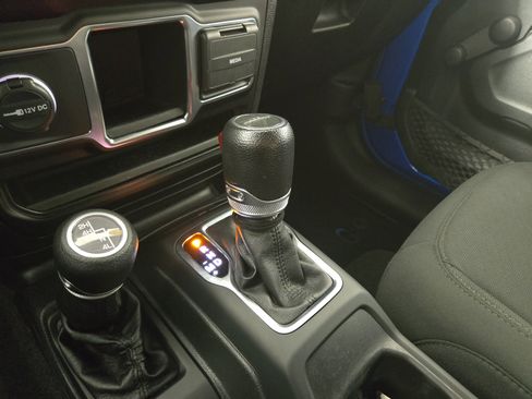 Used 2021 Jeep Gladiator Sport image 23