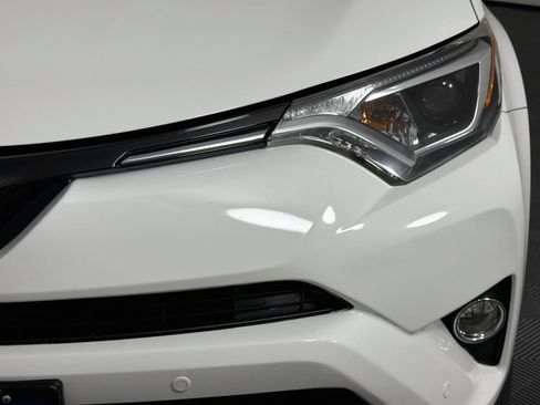 Used 2017 Toyota RAV4 XLE AWD/4WD image 4