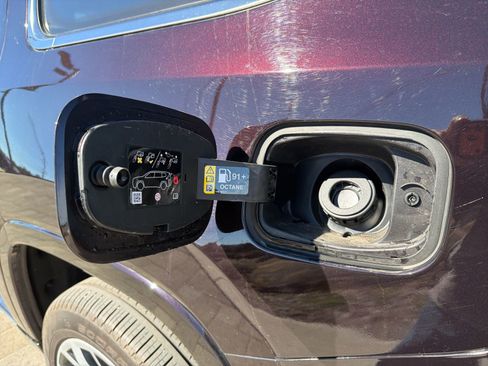 Used 2023 Jeep Grand Wagoneer Series III w/ Rear-Seat Entertainment Group image 12