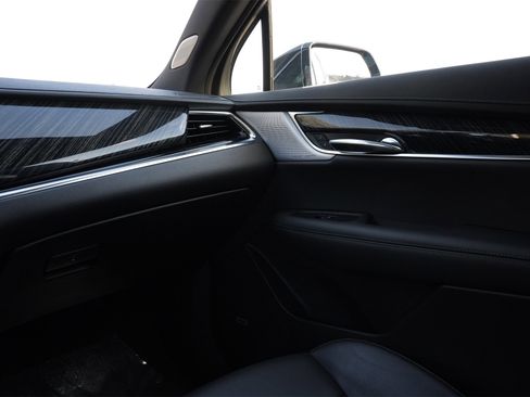 Certified 2025 Cadillac XT6 Premium Luxury image 8