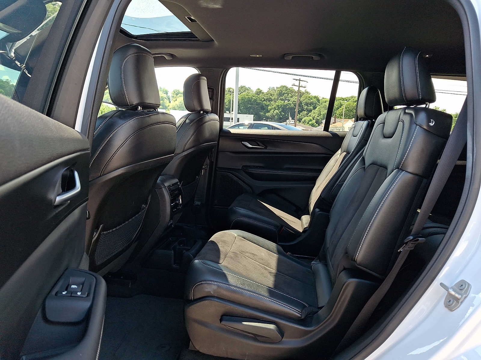 Used 2023 Jeep Grand Cherokee L Laredo AWD/4WD image 12