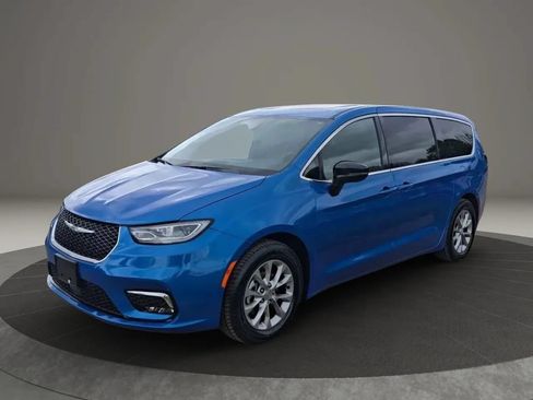 Used 2026 Chrysler Pacifica Limited FWD image 3