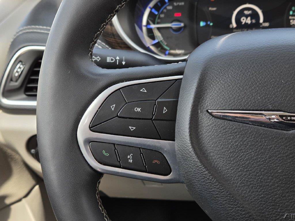 Used 2023 Chrysler Pacifica Limited FWD image 16
