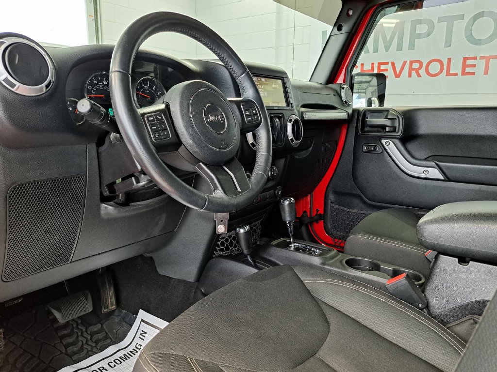 Used 2016 Jeep Wrangler Sahara w/ Connectivity Group AWD/4WD image 8