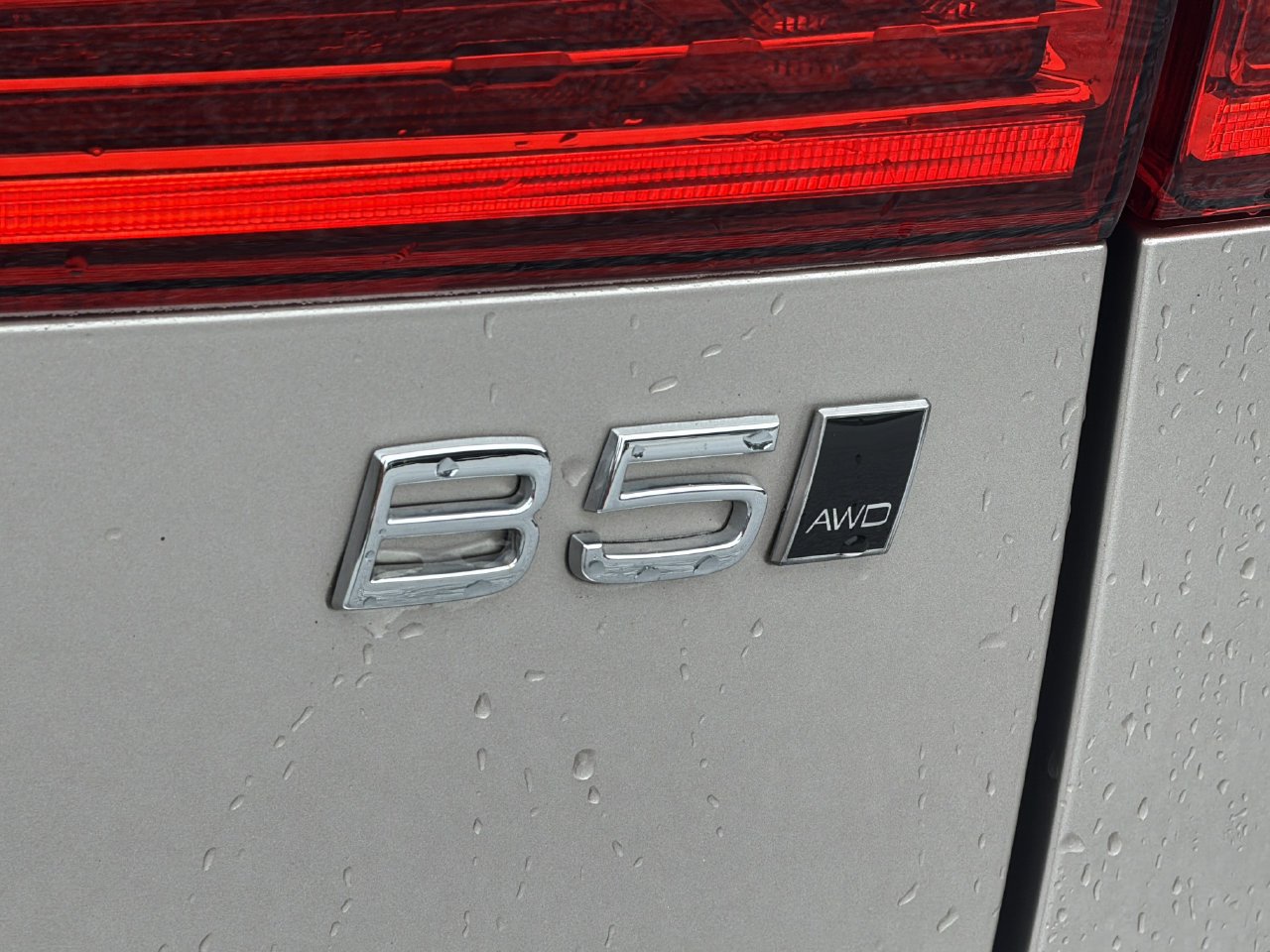 Used 2025 Volvo XC60 B5 Plus AWD/4WD image 25