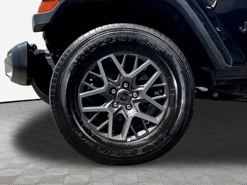 Used 2025 Jeep Wrangler Unlimited Sahara AWD/4WD image 31