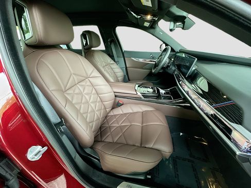 Used 2025 BMW 740i image 30