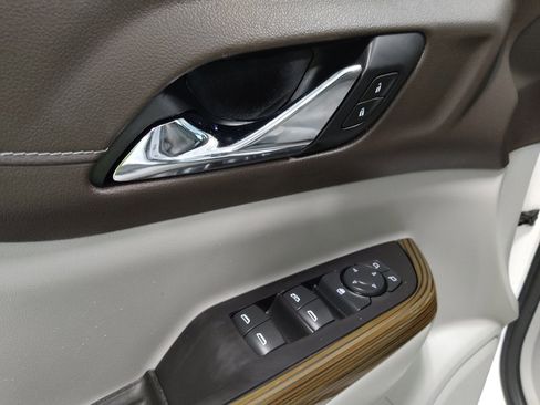 Used 2020 GMC Acadia SLE FWD image 27