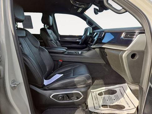 Used 2022 Jeep Wagoneer Series III w/ Flexible Seating Group image 34