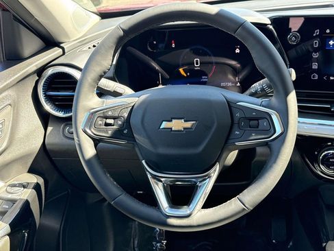 Used 2025 Chevrolet Trax LT w/ LT Convenience Package FWD image 14