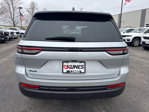 Used 2025 Jeep Grand Cherokee Altitude AWD/4WD image 6