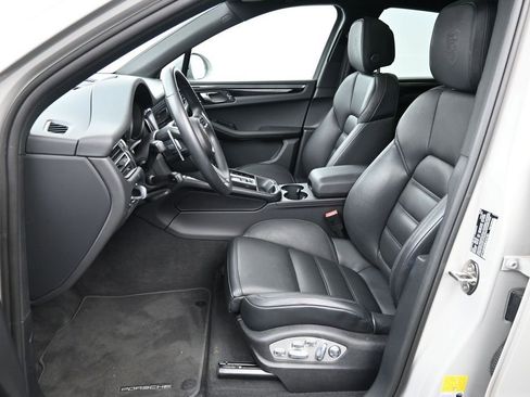 Certified 2025 Porsche Macan AWD/4WD image 10
