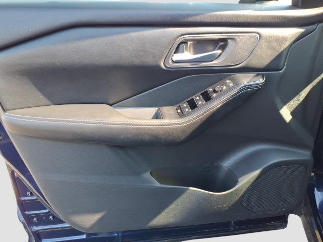 Used 2024 Nissan Rogue SV AWD/4WD image 3
