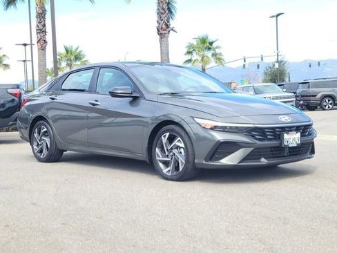 Certified 2025 Hyundai Elantra SEL image 31