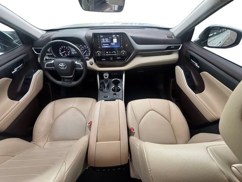 Used 2022 Toyota Highlander XLE FWD image 12