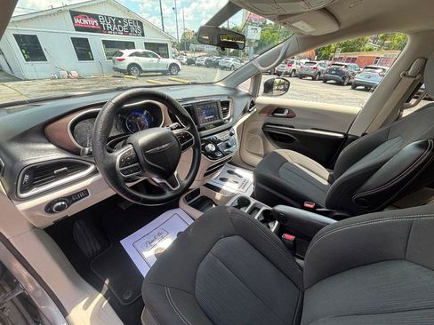 Used 2021 Chrysler Voyager LX FWD image 15