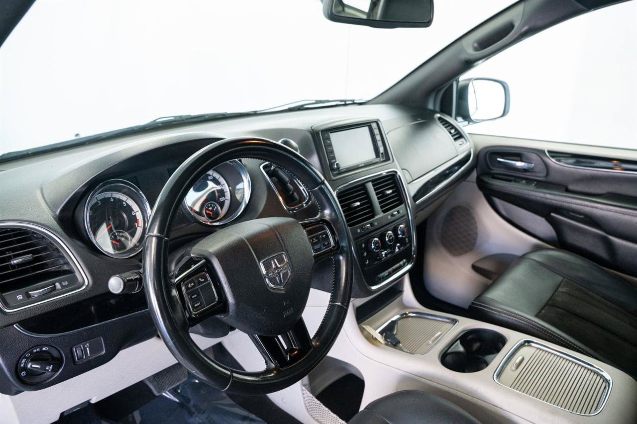 Used 2019 Dodge Grand Caravan SXT FWD image 16