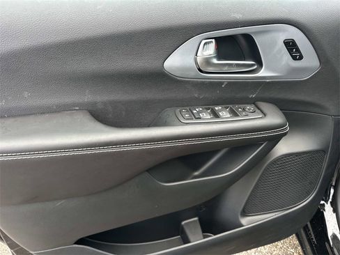 New 2026 Chrysler Pacifica Limited w/ S Appearance Package image 13
