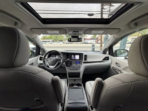 Used 2018 Toyota Sienna XLE w/ XLE Navigation Package AWD/4WD image 28