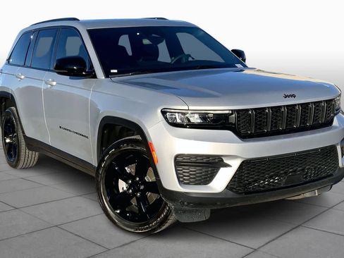 Used 2024 Jeep Grand Cherokee Altitude image 2