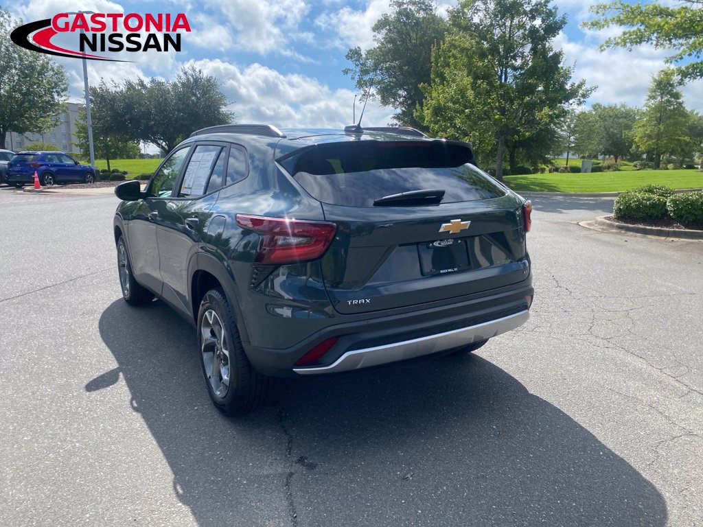 Used 2025 Chevrolet Trax LT w/ LT Convenience Package FWD image 9