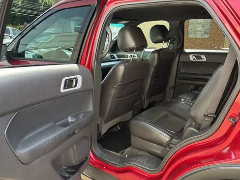 Used 2014 Ford Explorer XLT w/ Equipment Group 202A AWD/4WD image 28