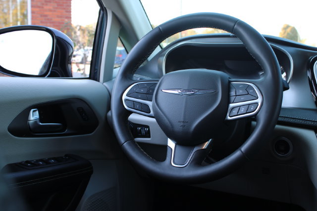 Used 2024 Chrysler Pacifica Limited FWD image 37