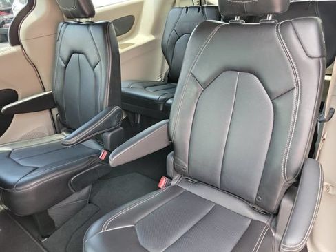 Used 2024 Chrysler Pacifica Touring-L FWD image 16