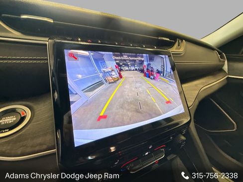 Used 2023 Jeep Grand Cherokee Limited w/ Black Appearance Package AWD/4WD image 16