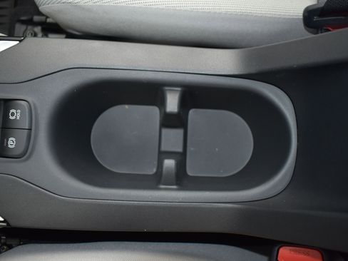 Used 2025 Toyota Corolla Cross L image 18