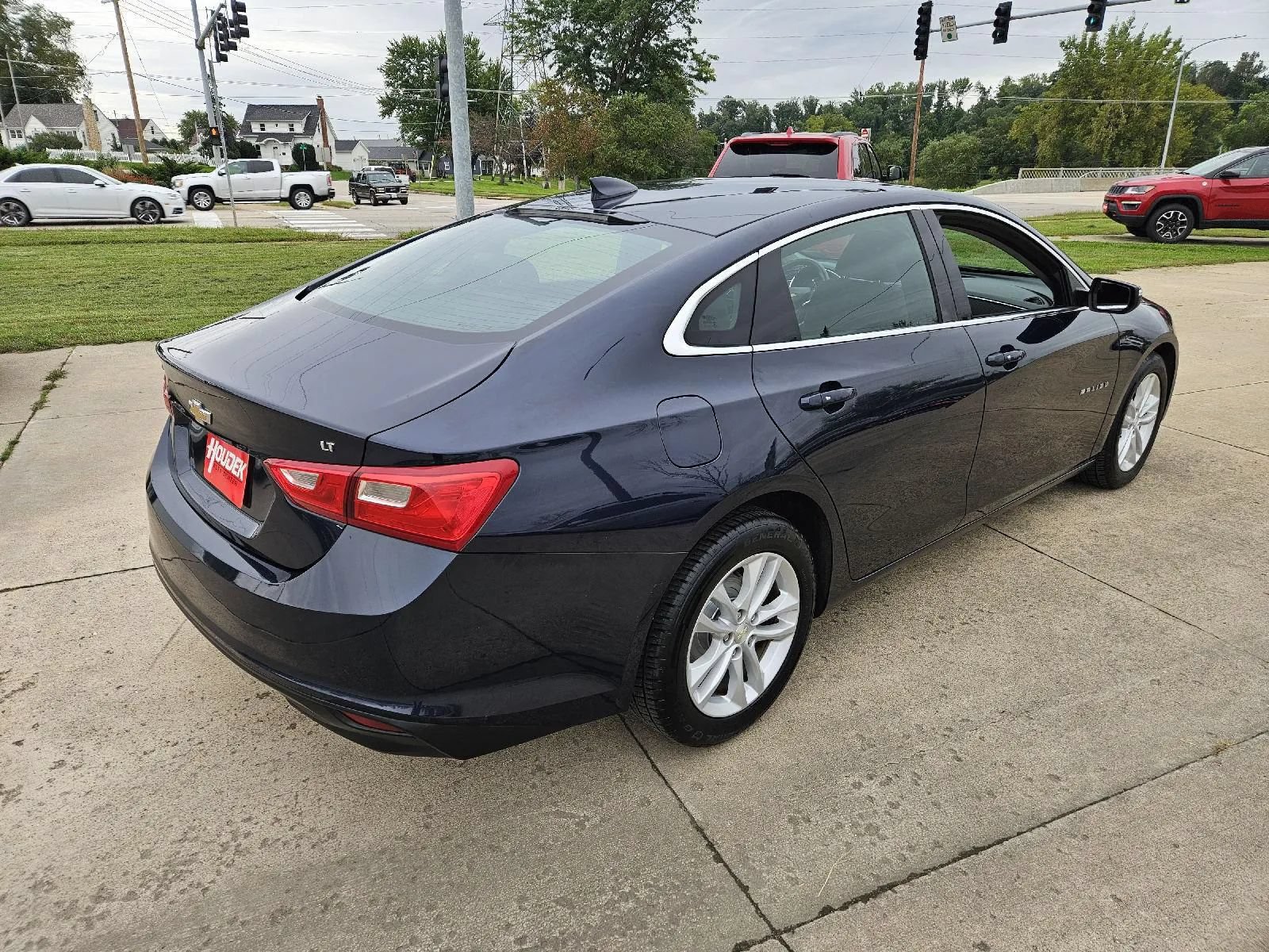 Used 2017 Chevrolet Malibu LT FWD image 6